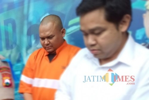 Ery Ege Anwar, pelaku penganiaya anak hingga tewas (baju oranye) saat dirilis di Polres Malang Kota. (Anggara Sudiongko/MalangTIMES)