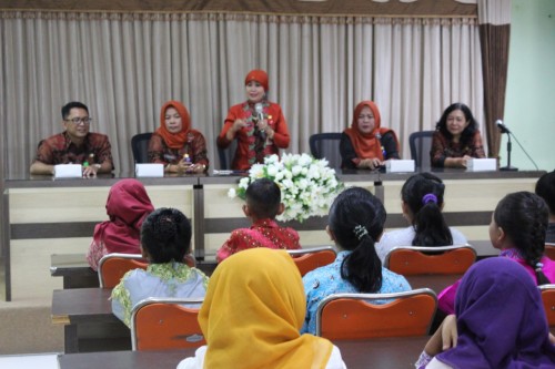 Kepala Dinas Pendidikan Kota Malang Zubaidah (pegang mik) dalam pembukaan Lomba Geguritan dan Lomba Menulis Huruf Jawa.. (Foto: Humas)