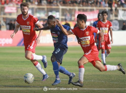 Kerja keras pemain Arema FC (biru) saat menghadapi Badak Lampung FC (official Arema FC)