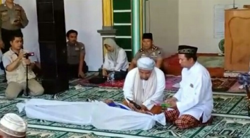 Mw menjalani sumpah pocong di masjid setempat Jumat siang