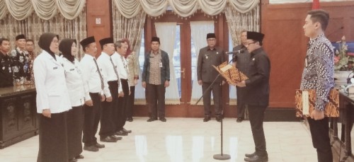 Pengukuhan 5 kepala sekolah di lingkungan Dinas Pendidikan Kota Malang. (Foto: Humas)