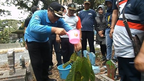 Wakil Wali Kota Malang, Sofyan Edy Jarwoko saat melakukan penanaman dan penyiraman pohon cacao dalam simbolis peresmian program Penanaman Pohon Kenangan(ist)