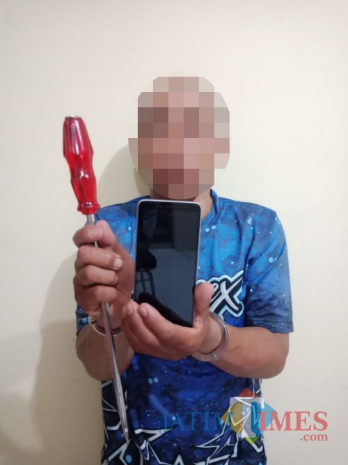 Tersangka Suriyadi alias Mansur beserta barang bukti dan sarana pencurian saat diamankan polisi karena kasus pencurian (Foto : Polsek Jabung for MalangTIMES)