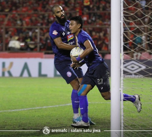 Dedik Setiawan (bawa bola) saat menyumbang satu gol untuk timnya ketika lawan PSM Makassar (official Arema FC)