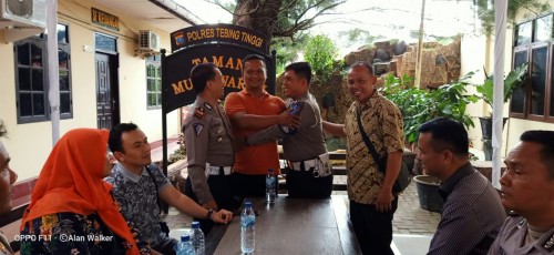 Brigadir Urat M. Pasaribu dan Zulpan, pengemudi ambulans, yang telah berdamai.(Polres Tebingtinggi)