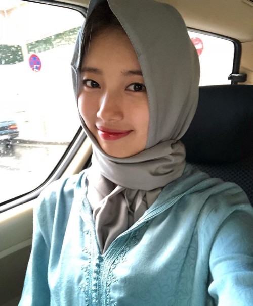 Suzy saat mengenakan hijab.
