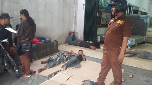 Tim TRC PKMS saat menemukan anjal tidur di jalanan (Dinsos for MalangTIMES)