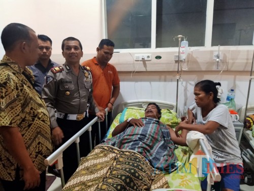 Kasatlantas Polres Tebing Tinggi AKP S. Siagiaan ketika mengunjungi pasien di rumah sakit.