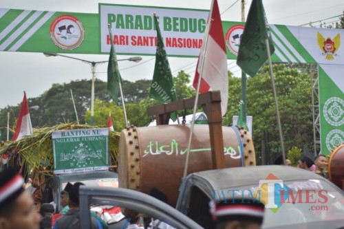 Pawai bedug memeriahkan HSN 2019 di Kota Kediri. (Foto: Bambang Setioko/JatimTimes)
