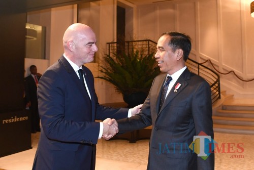Presiden RI Joko Widodo (kanan) dan Presiden FIFA Gianni Infantino bertemu di Bangkok.