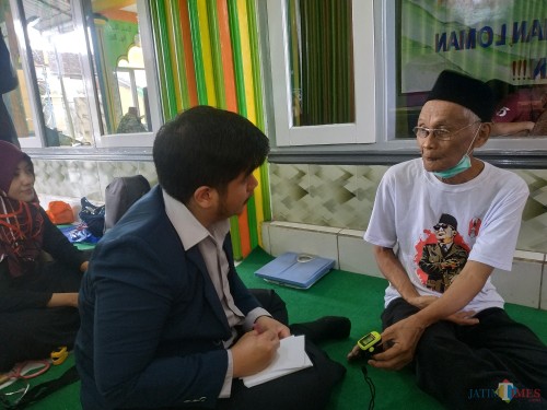 Proses kegiatan pengobatan gratis yang dilakukan Universitas Brawijaya di Masjid Baitul Makmur (Hendra Saputra)