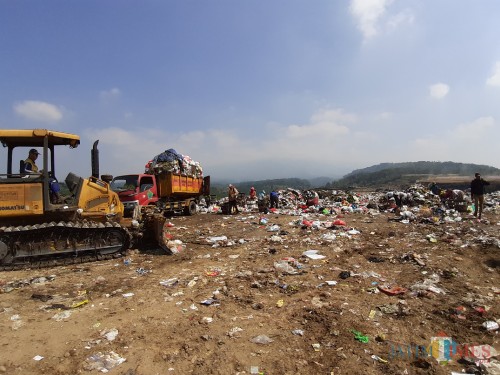 Rutinitas petugas DLH yang melakukan pengelolaan sampah di TPA Supit Urang. (Arifina Cahyanti Firdausi/MalangTIMES)