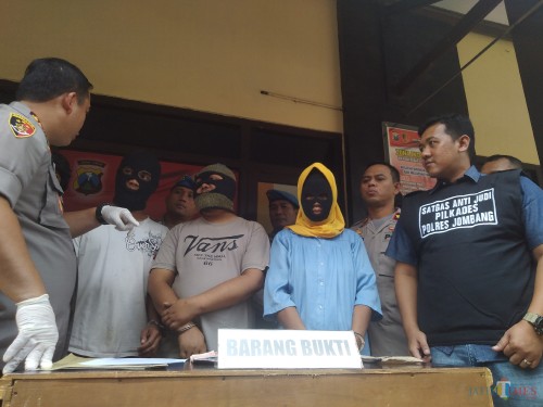 Mengenakan penutup kepala, ketiga pelaku perjudian di Pilkades serentak di Jombang saat dihadiri dalam pers rilis ungkap kasus judi Pilkades. (Foto : Adi Rosul / JombangTIMES)
