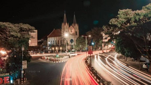 Kecantikan kawasan Kayutangan saat malam hari (Yogi IR/MalangTimes)