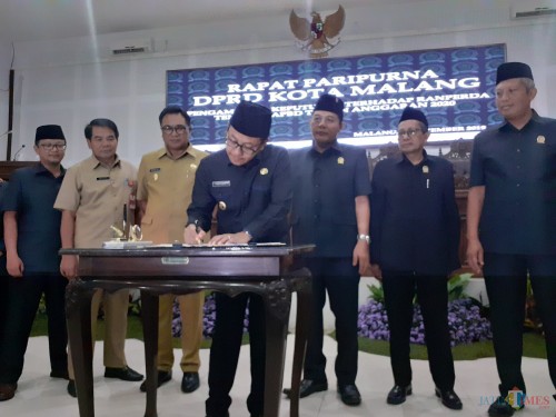 Penandatangan kesepakatan Ranperda APBD Kota Malang 2020 saat Rapat Paripurna di DPRD Kota Malang, Senin (4/11) (Arifina Cahyanti Firdausi/MalangTIMES)