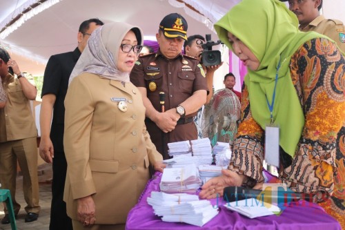 Bupati Jombang Mundjidah Wahab memonitor jalannya pelaksanaan Pilkades di Desa Sengon. (Foto : Adi Rosul / JombangTIMES)