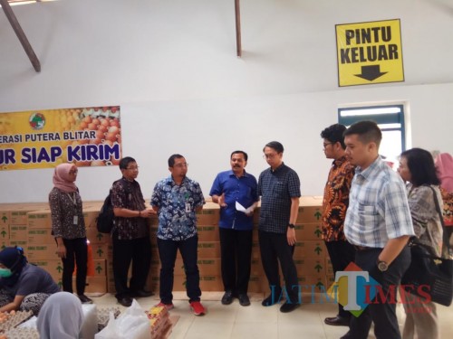 Kemenko Perekonomian RI dan TPID DKI Jakarta saat tinjauan lapang ke Koperasi Putera Blitar melihat potensi telur ayam