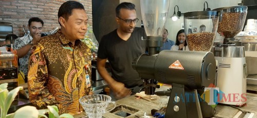 Kepala Kantor Perwakilan BI Malang Azka Subhan (kiri) bersama owner Amstirdam Sivaraja. (Foto: Imarotul Izzah/MalangTIMES)