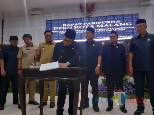 Penandatanganan kesepakatan perdagangan APBD Kota Malang 2020. (Arifina Cahyati Firdausi/MalangTIMES).