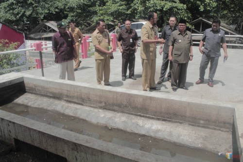 Plt Wali Kota Blitar Santoso meninjau lokasi pengolahan tinja di IPLT milik DLH. (Foto : Aunur Rofiq/BlitarTIMES)