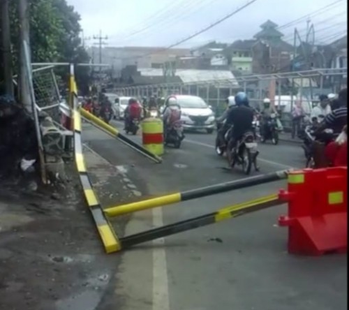Portal di Jembatan Muharto yang kembali roboh usai ditabrak kendaraan tak bertanggung jawab. (Foto: Istimewa)