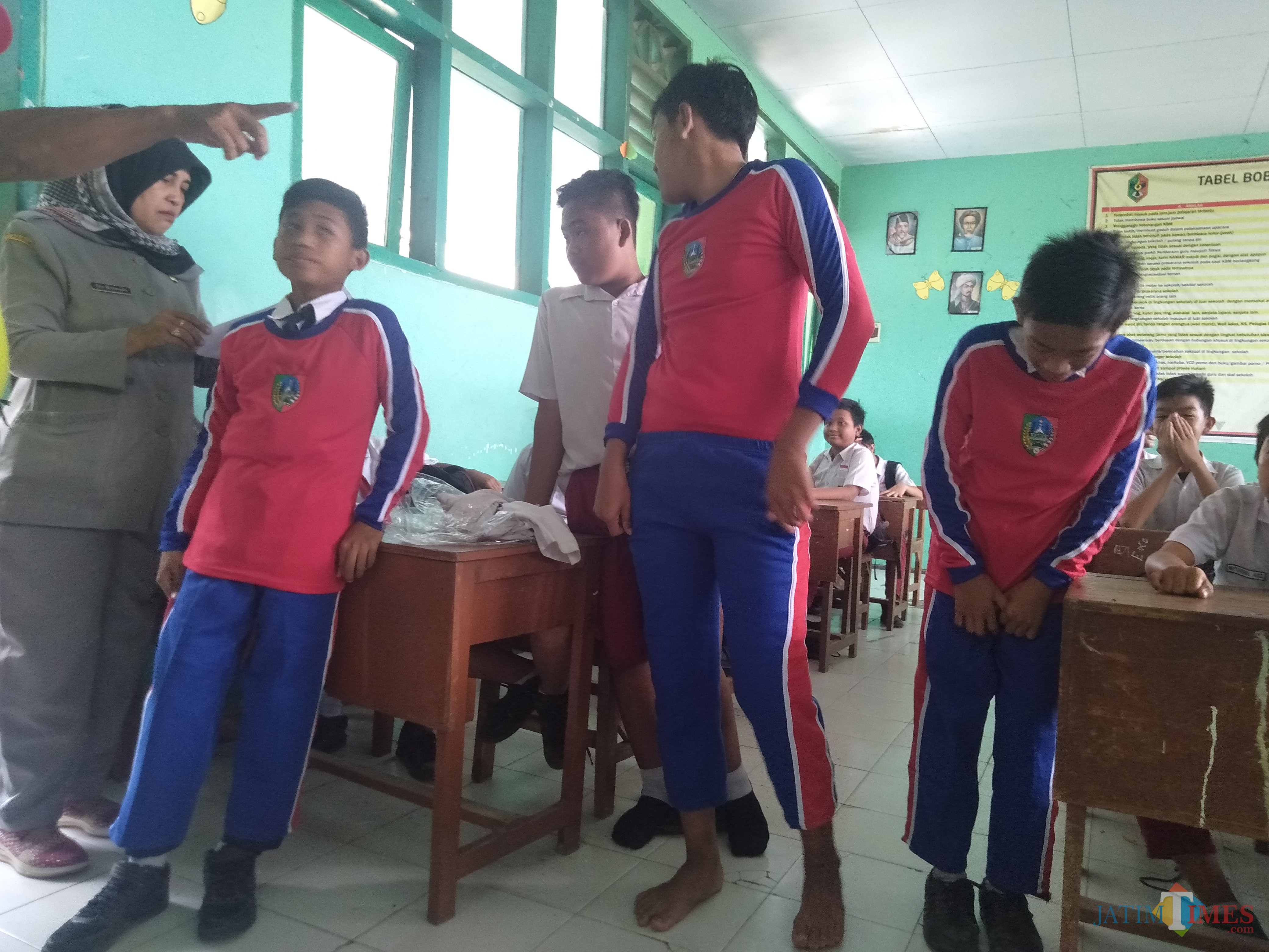 Kondisi seragam olahraga yang terlihat cingkrang saat dicoba oleh siswa di SMPN 6 Jombang. (Foto : Adi Rosul / JombangTIMES)