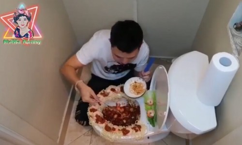 Seorang pria sedang menikmati makan spaghetti di kloset toilet.