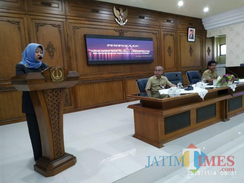 Wakil Wali Kota Kediri Lilik Muhibbah saat membuka acara pemetaan pejabat eselon III. (eko Arif s /JatimTimes)