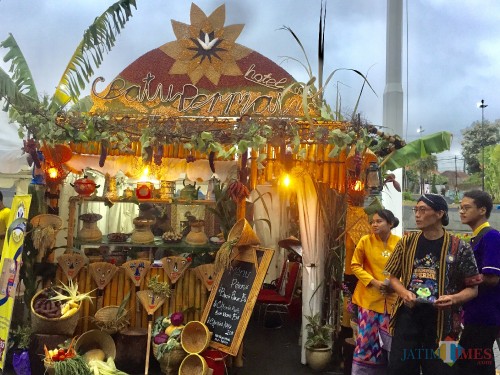Salah satu booth Batu Street Food Festival 2019 di Balai Kota Among Tani beberapa saat lalu. (Foto: Irsya Richa/MalangTIMES)