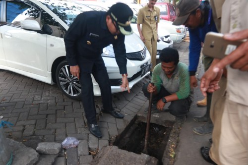 Wali Kota Malang Sutiaji saat memantau langsung avur drainase yang ditumpuki sampah (Humas Pemkot Malang for MalangTIMES).