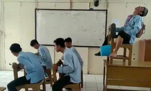 5 siswa sedang memarodikan naik odong-odong di kelas.