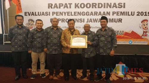 Koordinator Divisi Penindakan Pelanggaran Bawaslu Kabupaten Malang George da Silva (dua dari kanan) dan Ketua Bawaslu RI Abhan (tiga dari kanan) saat menyerahkan penghargaan kepada Bawaslu Kabupaten Malang. (Foto : Istimewa)