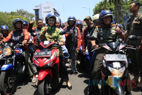 Bupati Jember dan Dandim pada acara launching angkutan gratis bagi pelajar (foto : lum lawalata / Jatim TIMES)