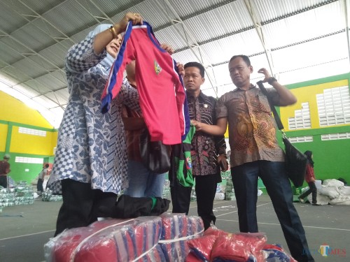 (dua dari kanan) Anggota Komisi D DPRD Jombang, Mustofa saat melakukan sidak seragam olah raga di gedung Tennis Indoor Jombang beberapa waktu lalu. (Foto : Adi Rosul / JombangTIMES)
