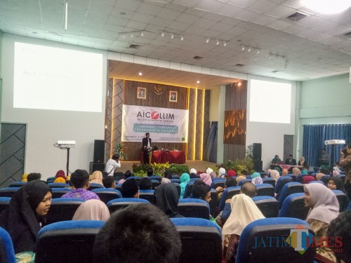 Wakil Rektor Bidang Kerjasama dan Pengembangan Lembaga UIN Malang, Dr Uril Bahruddin MA saat membuka gelaran AICOLLIM di Home Theatre Fakultas Humaniora. (Foto: Imarotul Izzah/MalangTIMES)