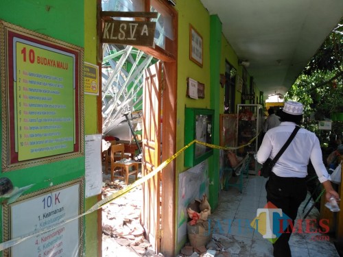Gedung sekolah yang ambruk.