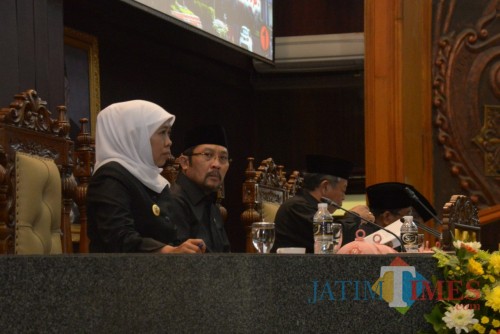 Gubernur Jatim Khofifah saat rapat paripurna.