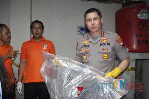 Kapolres Jember AKBP. Alfian Nurrizal saat menunjukkan linggis yang ditemukan di samping jasad Surono (foto : istimewa / JatimTIMES)
