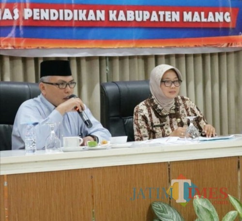 Kepala Dinas Pendidikan Kabupaten Malang Rachmat Hardijono (kiri) dalam suatu acara (Dinas Pendidikan for MalangTimes)