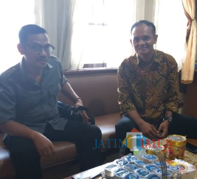 Kordiv PHL Bawaslu Kabupaten Blitar Priya Hari Santosa (kiri) berkoordinasi dengan Ketua KPU Kabupaten Blitar Hadi Santosa