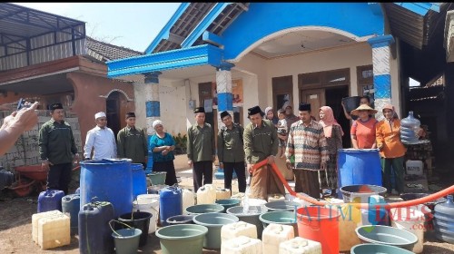 Penyaluran air bersih kerjasama PW ISNU Jatim dan PV ISNU Kabupaten Malang untuk warga kekeringan di Kabupaten Malang (Istimewa).