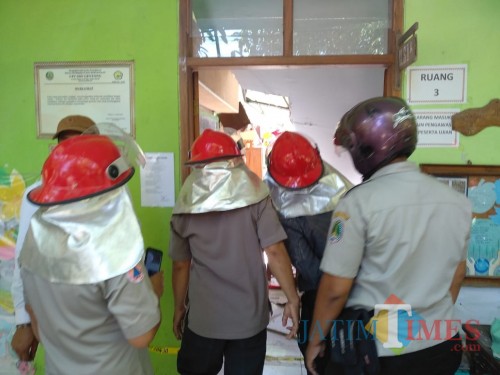 Petugas saat mengevakuasi korban gedung ambruk