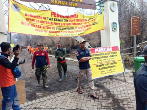 Pintu masuk jalur pendakian Ijen masih ditutup