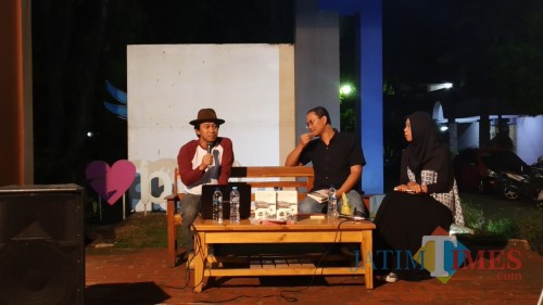 Sejarawan J.J. Rizal (kenakan topi), sosiolog Universitas Brawijaya Malang Anton Novenanto (tengah) dan Lyla Nur Ratri (kanan) dalam diskusi buku Mitos dari Lebak di Caffe Pustaka, Senin (4/11/2019). (Pipit Anggraeni/MalangTIMES).