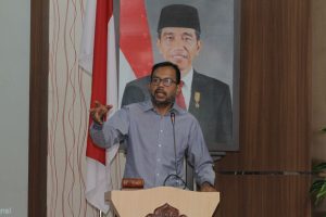 Tokoh Nasional Haris Azhar, aktivis Hak Asasi Manusia (HAM) sebagai pemateri pertama dalam diskusi publik di Unikama (Humas Unikama for MalangTIMES)
