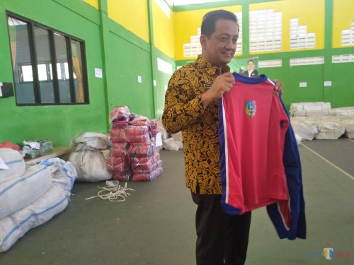 Kepala Disdukbud Jombang, Agus Purnomo menunjukkan seragam olah raga yang dikembalikan oleh sejumlah sekolah. (Foto : Adi Rosul / JombangTIMES)