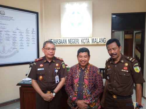 Dari kiri, Andi Dharmawangsa, Kejari Kota Malang yang baru, Amran Lakoni, mantan Kajari Kota Malang yang kini berpindah tugas ke Kejagung dan Kasubagbin, Heru (Anggara Sudiongko/MalangTIMES)