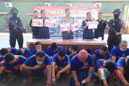 Dalam Satu Bulan, Satresnarkoba Polres Kediri Amankan 21 Pengedar LL dan Sabu-sabu. (Foto: Bambang Setioko/JatimTIMES)