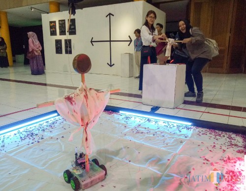 Pengunjung memainkan karya instalasi "Jailangkung Kontradiksi" di Novart 2019. (Foto: Imarotul Izzah/MalangTIMES)