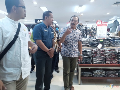 Suasana sidak Komisi B DPRD Kota Malang di Mal Ramayana Alun-Alun Kota Malang, Rabu (6/11). (Arifina Cahyanti Firdausi/MalangTIMES)